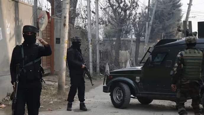 जम्मू-कश्मीर के अनंतनाग में सुरक्षाबल और आतंकवादियों के बीच मुठभेड़, 1 को मार गिराया, बाकियों की सर्चिंग