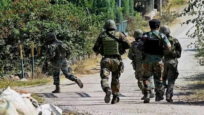 Jammu-Kashmir में सुरक्षाबलों के साथ मुठभेड़ में मारे गए तीन आतंकी, एक पुलिसकर्मी शहीद
