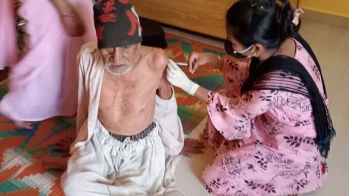 Corona Update: भारत में ओमिक्रोन के मरीज 415 हुए; महाराष्ट्र में 108 साल के बुजुर्ग को लगाई वैक्सीन