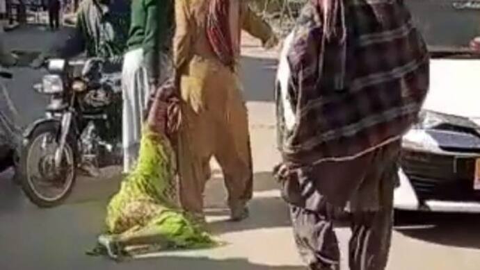 पाकिस्तान में हिंदू महिला के बाल खींचकर रोड पर घसीटा गया? वीडियो के जरिए बोला जा रहा बड़ा झूठ