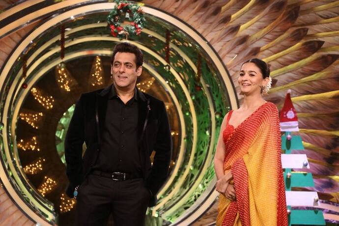 Happy Birthday Salman Khan: দেখা যাচ্ছে সলমনের 'ক্লিভেজ', সেলিব্রেশনে শার্টের বোতাম আটকালেন আলিয়া
