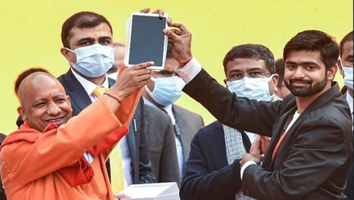 CM योगी की योजना पर कांग्रेस का वार, कहा- 'नाममात्र टैबलेट और स्मार्टफोन देने से नहीं होगा कोई फायदा'