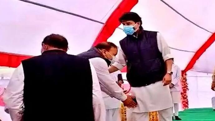 सिंधिया के आगे मंच पर कांग्रेस MLA का दंडवत, सामने ‘महाराज’ को देखा तो खुद को पैर छूने से नहीं पाए रोक सिकरवार
