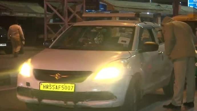 दिल्ली में Night Curfew लागू, सड़क पर दिखा सन्नाटा, पुलिस ने की गाड़ियों की जांच
