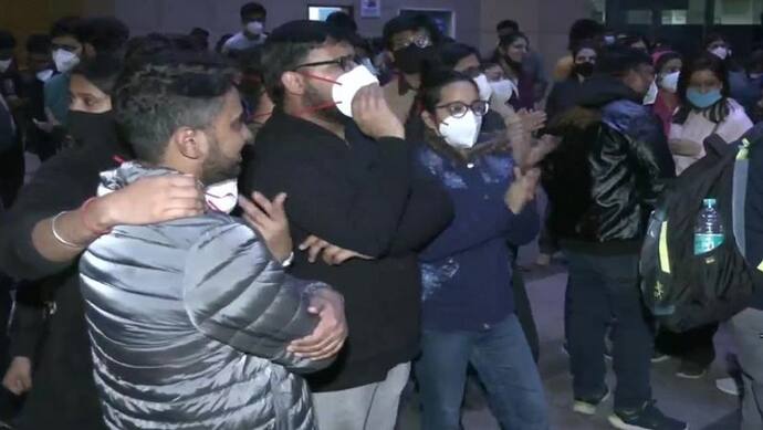 Delhi Police की कार्रवाई से गुस्से में डॉक्टर, स्वास्थ्य सेवाओं को किया बंद