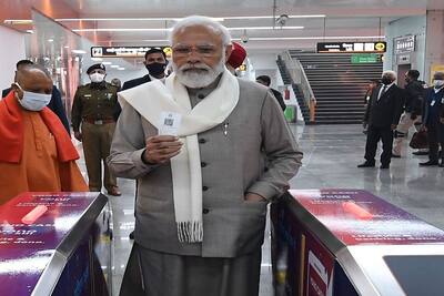 13 साल इंतजार के बाद कानपुर में दौड़ी मेट्रो, PM Modi ने टिकट खरीदकर किया सफर, देखें तस्वीरें..