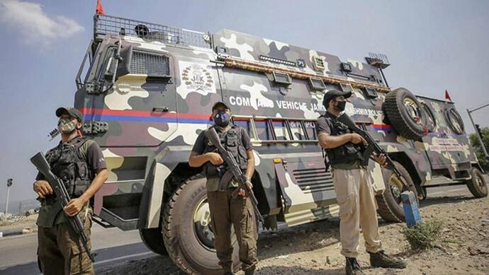 जम्मू-कश्मीर के शोपियां में  मुठभेड़ शुरू, सुरक्षाबलों ने दो दहशतगर्दों  को घेरा
