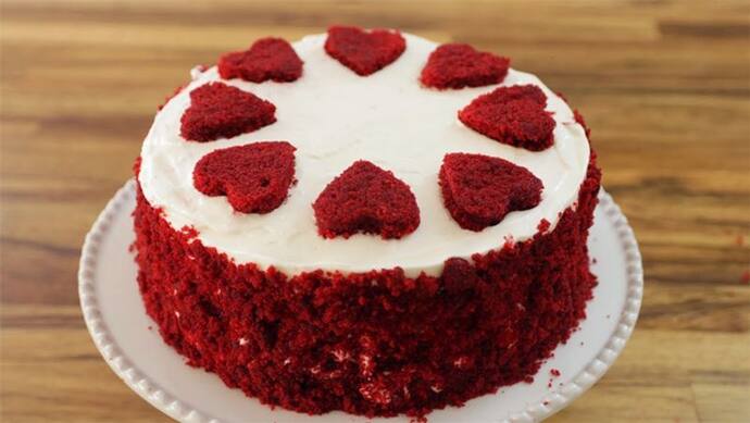 New Year 2022: न्यू ईयर पार्टी के लिए घर पर बनाएं रेड वेलवेट केक, केमिकल कलर की जगह इस तरह दें लाल रंग