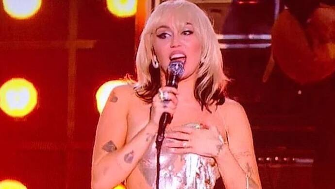 गाना गाते-गाते सबके सामने ही खिसक गई सिंगर Miley Cyrus की ड्रेस, जानें फिर कैसे हैंडल की सिचुएशन