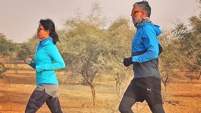 56 साल के Milind Soman ने लगाई 110 किलोमीटर की दौड़, कड़कड़ाती ठंड में पत्नी के साथ पूरा किया अनोखा चैलेंज