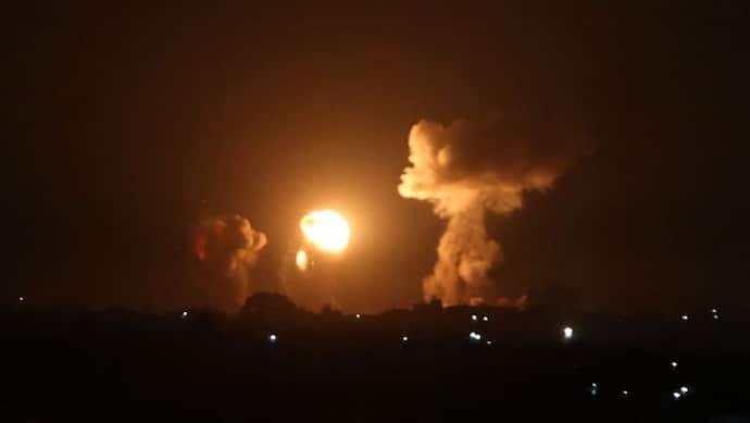 Israel ने हमास के ठिकानों पर लड़ाकू विमानों से की बमबारी, रॉकेट हमले का दिया जवाब