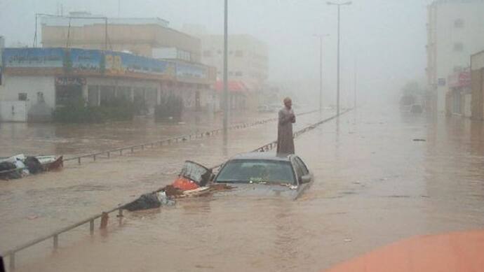 ओमान के लोगों ने ऐसी बारिश पहले कभी नहीं देखी, तिनकों की तरह बह गईं गाड़ियां; खतरा अभी टला नहीं