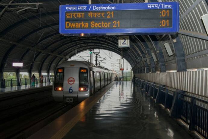 Delhi Metro में खड़े होकर यात्रा नहीं कर सकेंगे लोग, DMRC ने ट्वीट कर दी जानकारी