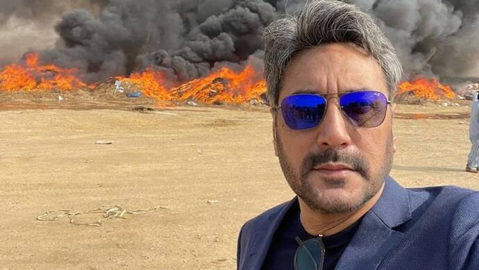 पाकिस्तानी एक्टर ने आग के सामने ली सेल्फी, जानें ऐसा क्या हुआ कि बनने लगे मीम्स