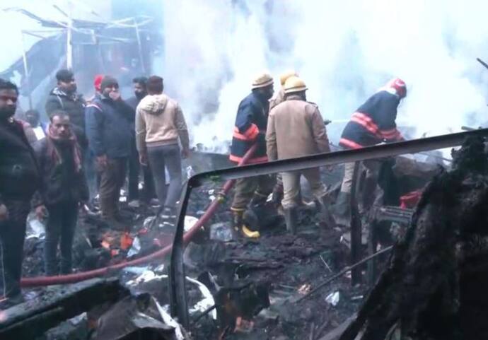 दिल्ली की लाजपत राय मार्केट में लगी  आग, दमकल की 13 गाड़ियां ने पाया काबू