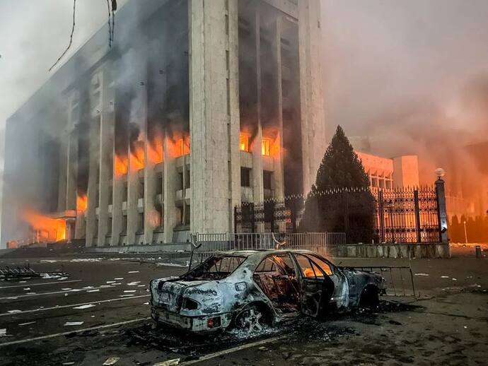 महंगाई के खिलाफ Kazakhstan में हिंसक प्रदर्शन, 10 से अधिक प्रदर्शनकारी मारे गए, सरकार का इस्तीफा इमरजेंसी लागू