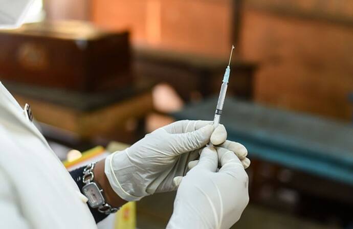 Corona Vaccine: করোনার টিকা নিতে 'ভয়', স্বাস্থ্যকর্মীদের দেখেই সোজা চড়ে বসলেন গাছের ডালে