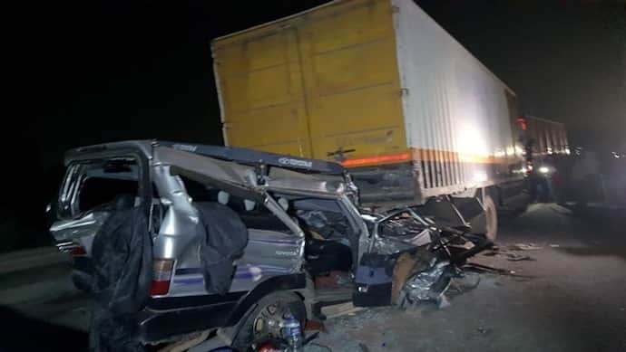 कंटेनर ट्रक में तेज रफ्तार कार ने पीछे से मारी टक्कर, चार की मौत, कई घायल