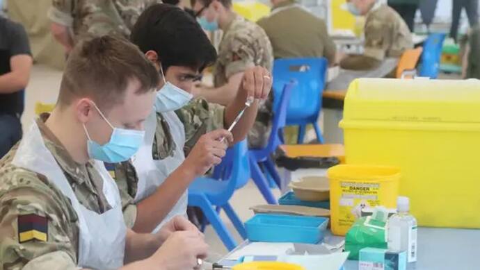 लंदन: नर्सों की जगह अस्पतालों में क्यों तैनात हुई सेना, एंबुलेंस चलाने से लेकर वैक्सीन लगाने तक का काम करेंगे