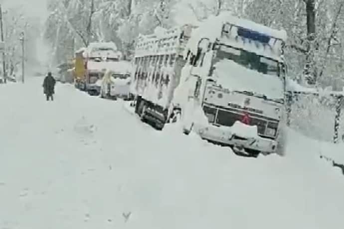 कश्मीर ने ओढ़ी सफेद चादर: Heavy Snowfall से हाइवे बंद, वैष्णो देवी मंदिर में कई सेवाएं बधित