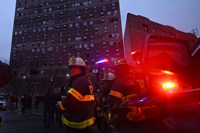 न्यूयॉर्क में ब्रोंक्स अपार्टमेंट में लगी भीषण आग, नौ मासूमों समेत 19 लोगों की दर्दनाक मौत