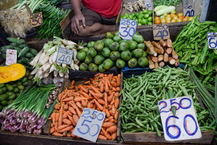 Vegetable Market-অগ্নিমূল্য সবজি বাজার, একলাফে দ্বিগুণ দাম বাড়ল ওলকপির, সেঞ্চুরির ঘরে পটল