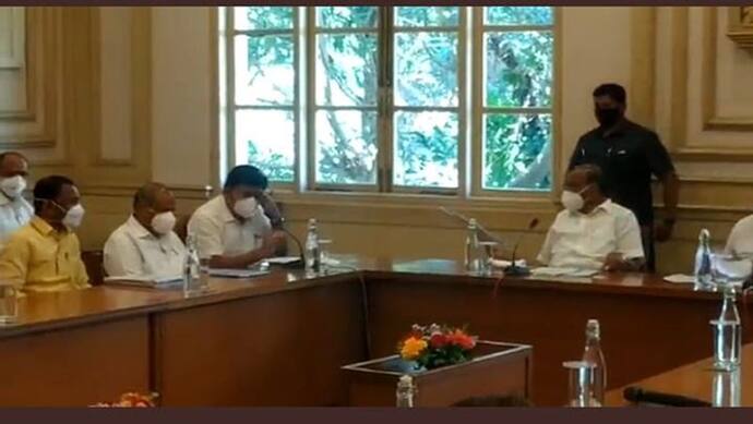 शरद पवार ने ली महाराष्ट्र के मंत्रियों की बैठक, भाजपा विधायक ने पूछा- क्या अब संविधान खतरे में नहीं दिख रहा...