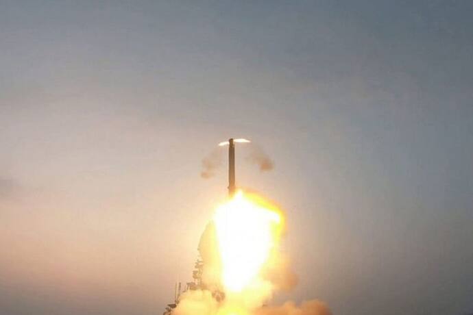 इंडियन नेवी ने किया BrahMos Supersonic Missile का सफल परीक्षण, पश्चिमी तट पर सटीक निशाना