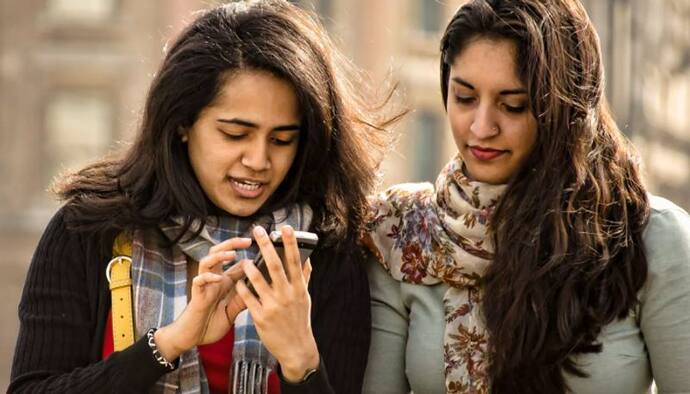रिपोर्ट: 2021 में भारतीयों ने अपने मोबाइल फोन पर  बिताए रिकॉर्ड 4.7 घंटे