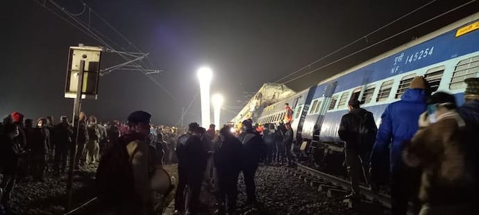 Maynaguri Train Accident: মধ্যরাতেও চলছে উদ্ধার কাজ, প্রস্তুত ভলেন্টিয়ার, রইল হেল্পলাইন নম্বর