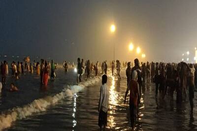 Makar Sankranti: कोरोना पर भारी आस्था, श्रद्धालुओं ने गंगा सागर में लगाई डुबकी, देखें फोटो
