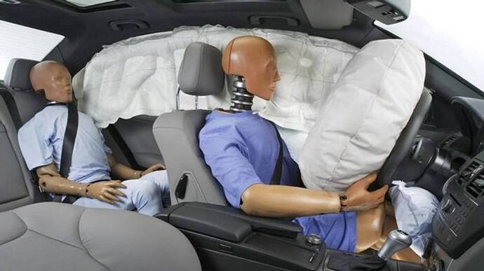 8 सीटर कार में 6 Airbags  होंगे जरुरी, इस महीने से लागू हो जायेगा नियम, बढ़ जायेगी कारों की कीमतें