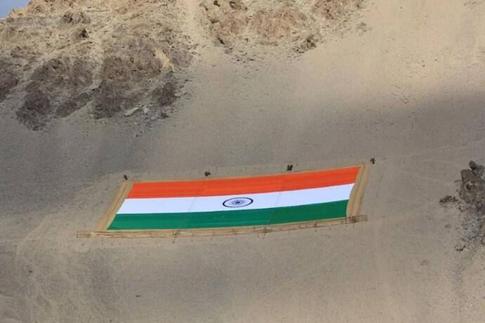 Army Day: लोंगेवाला सीमा चौकी पर लहराया दुनिया का सबसे बड़ा राष्ट्रीय ध्वज, 225 फीट लंबा और 150 फीट चौड़ा