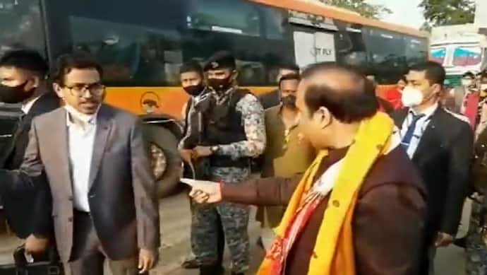 सड़क जाम देख असम के CM ने अफसर को डांटा, बोले- गाड़ी क्यों रुकवाई, कोई राजा-महाराजा आ रहा है क्या?