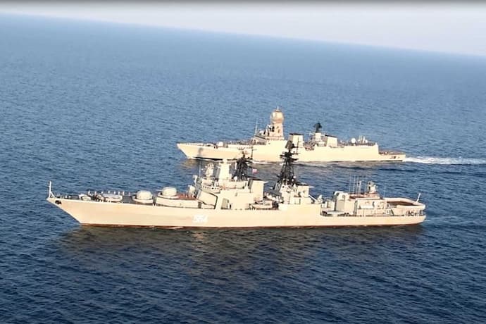 Indian Navy ने INS Kochi के साथ रूसी सेना के साथ अरब सागर में किया ताकत का प्रदर्शन