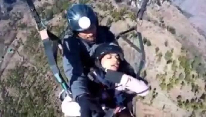 Viral Paragliding Video: আবার ভাইরাল প্যারাগ্লাইডিং ভিডিও - ভয়ে কী করলেন বিবাহিত মহিলা, দেখুন