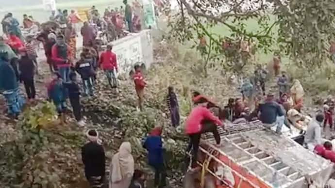बिहार में गजब नजारा: मुर्गों से भरी गाड़ी पलटी! लोगों ने मचा दी लूटमार; 5 मिनट में लूटे 300 मुर्गे-मुर्गियां