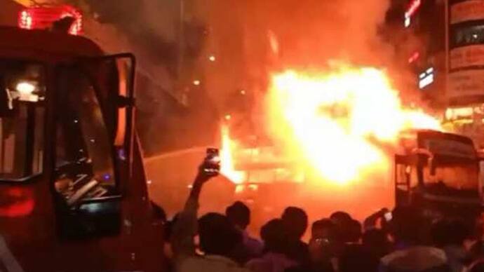सूरत में चलती बस में लगी भयानक आग: 2 मिनट में पूरी गाड़ी जलकर खाक, लपटों में घिरी महिला की दर्दनाक मौत