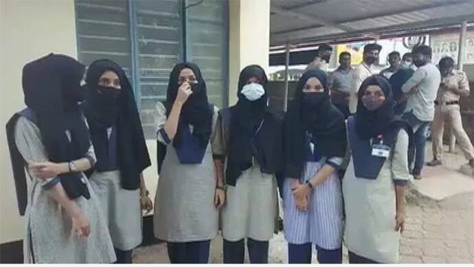 क्लासरूम में हिजाब के लिए कर्नाटक की छात्राएं कर रहीं प्रदर्शन, मंत्री बोले- यह अनुशासनहीनता