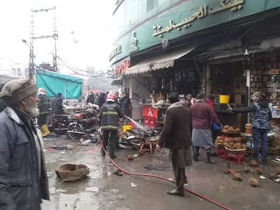 Lahore Explosion : धमाके के बाद चीखते, मदद की गुहार लगाते रहे लोग... तस्वीरें में देखें भयावह मंजर