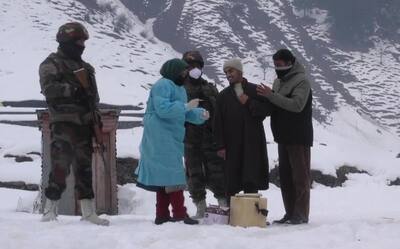 जम्मू-कश्मीर में बर्फबारी के बावजूद घर-घर जाकर कोरोना का टीका लगा रहे स्वास्थ्यकर्मी, देखें खास तस्वीरें