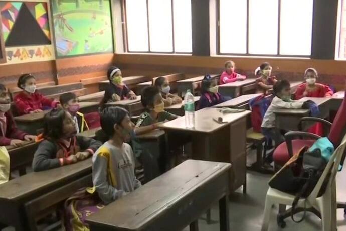 School Reopening: महाराष्ट्र में फिर से खुले पहली से लेकर 12वीं तक के स्कूल, पैंरेट्स की चिंता बढ़ी