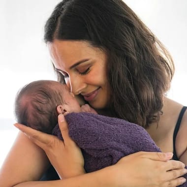 স্তন বার করে প্রকাশ্যেই ব্রেস্ট ফিডিং, 'এটাই আমার পুরো জীবন', পোস্টে  জানালেন ইভলিন | Evelyn Sharma reveals why she posts photo of her  breastfeeding BRD
