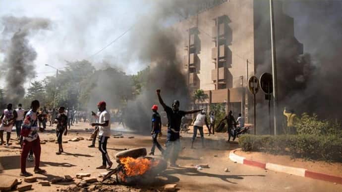 अफ्रीकी देश बुर्किना फासो में राष्ट्रपति को 'नकारा' बताकर सेना ने किया तख्तापलट; पब्लिक ने मनाई खुशी