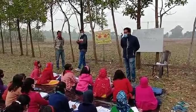 Online Class: ঘূর্ণিঝড় বিধ্বস্ত সুন্দরবনে পড়াশোনা চালু রাখতে ভরসা গাছতলা