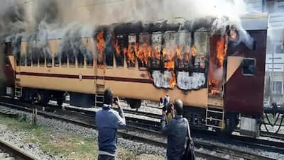 बिहार में हिंसक हुआ छात्रों का प्रदर्शन: चलती ट्रेनों में लगाई आग, तस्वीरें में देखिए धू-धू कर जल गईं बोगियां