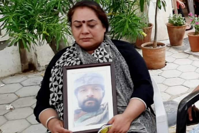 कश्मीर में शहीद हुए थे कर्नल आशुतोष शर्मा, पति की पसंदीदा साड़ी पहन वीरता मेडल लेने गईं थी पत्नी