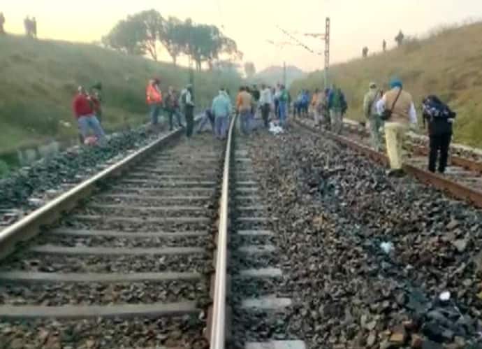 झारखंड: नक्सलियों ने उड़ाया रेलवे ट्रैक , विस्फोट के चलते राजधानी सहित कई ट्रेनों का रूट बदला गया