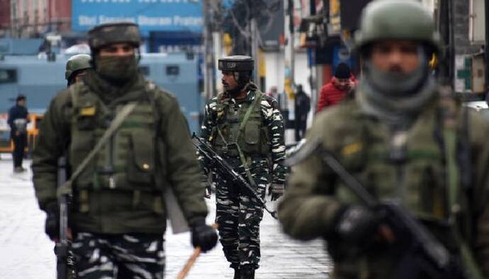 Kashmir Attack: জাতীয় পতাকা উত্তোলনের বদলা, সেনার ওপর হামলা জঙ্গিদের