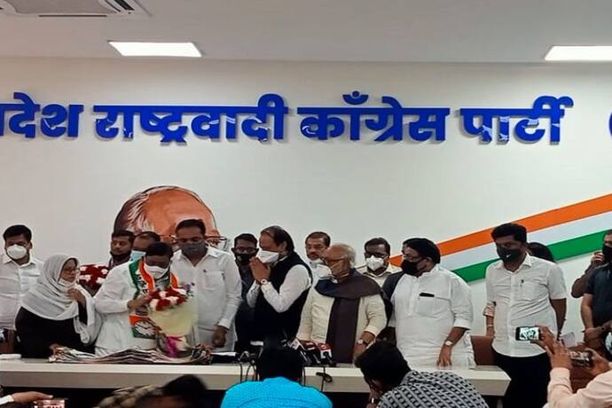 Maharashtra में Congress को बड़ा झटका, निगम चुनाव के पहले मालेगांव मेयर समेत 28 पार्षदों ने थामा NCP का दामन